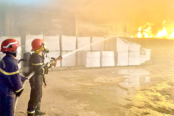 Phòng Cảnh sát phòng cháy, chữa cháy và cứu nạn, cứu hộ (Công an tỉnh) dập tắt vụ cháy xảy ra ngày 11-12 tại Công ty TNHH Thương mại - dịch vụ Thúy Hồng Phát (xã Hố Nai 3, H.Trảng Bom)