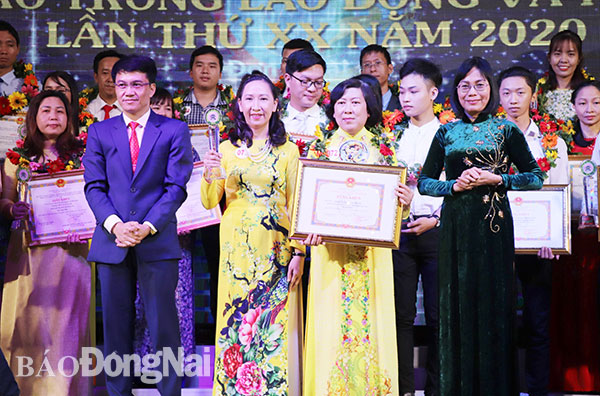 Cô Lương Thị Hồng Yến (thứ 2 từ phải sang) và cô Tô Kim Yến (thứ 3 từ phải sang) nhận giải nhất Chương trình 6 năm 2020. Ảnh: Hải Yến