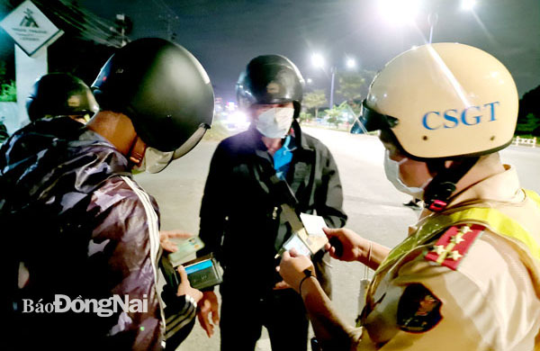 Công an TP.Biên Hòa ra quân kiểm tra, xử lý vi phạm giao thông trên đường Đặng Văn Trơn (TP.Biên Hòa) dịp cao điểm Tết Dương lịch, Tết Nguyên đán Nhâm Dần 2022. Ảnh: Thanh Hải