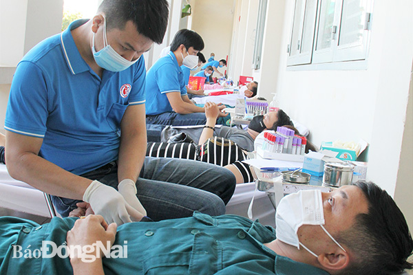 Tuổi trẻ TP.Long Khánh tham gia hiến máu tình nguyện tại lễ phát động hiến máu tình nguyện Lễ hội Xuân hồng năm 2022. (ảnh: Sông Thao)