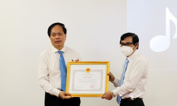 Phó chủ tịch UBND tỉnh Nguyễn Sơn Hùng trao Bằng khen của Bộ TT-TT cho Sở TT-TT