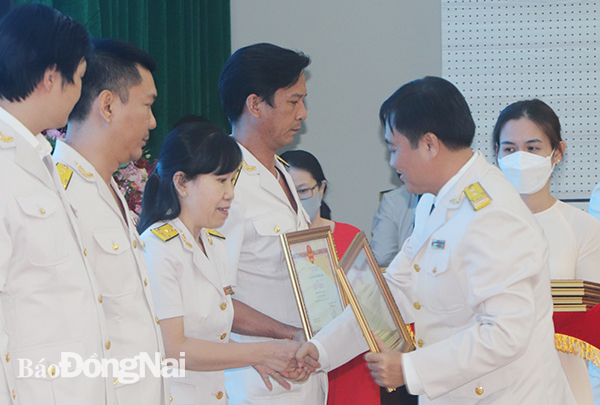 Cục trưởng Cục thuế Nguyễn Văn Công trao tặng giấy khen cho đại diện các đơn vị trong ngành đạt thành tích cao.