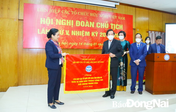 Chủ tịch Liên hiệp các tổ chức hữu nghị tỉnh Nguyễn Thành Trí nhận Cờ đơn vị dẫn đầu trong công tác đối ngoại nhân dân năm 2021