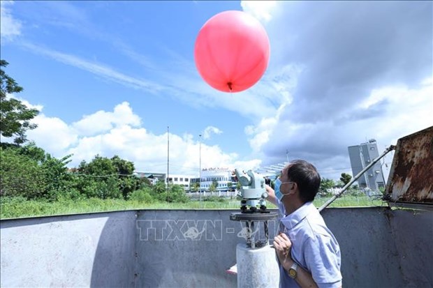 Releasing a ball to monitor wind direction and speed at the Lang Son agricultural meteorological station under Lang Son's hydro-meteorology station. 