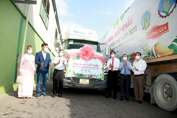 Chuyến xe chở lô hàng xuất khẩu đầu tiên trong năm 2022 của Công ty CP Công nghệ thực phẩm Lương Gia  (Khu công nghiệp Long Khánh) xuất phát