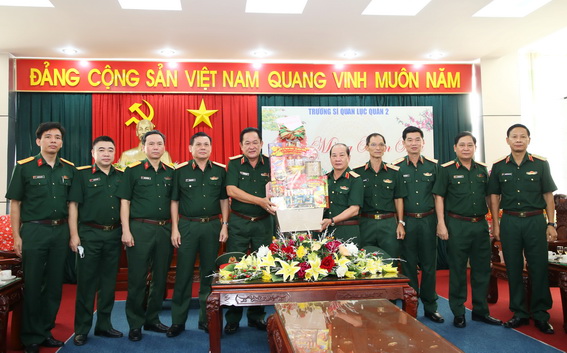 Thượng tướng Võ Minh Lương (thứ 5 từ trái qua) tặng quà chúc Tết nhà trường