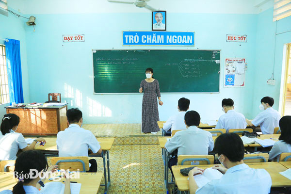 Học sinh Trường THPT Thống Nhất A (H.Trảng Bom) đã trở lại trường và ổn định việc học trực tiếp chuẩn bị cho kỳ thi tốt nghiệp THPT, xét tuyển đại học năm 2022. Ảnh: Công Nghĩa