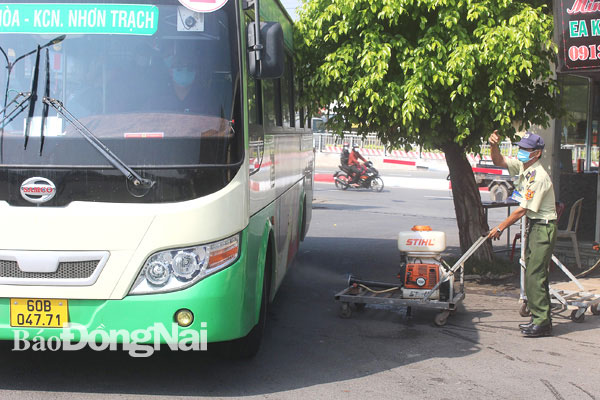 Bến xe Biên Hòa phun khử trùng phương tiện ra vào bến xe để đảm bảo phòng dịch Covid-19