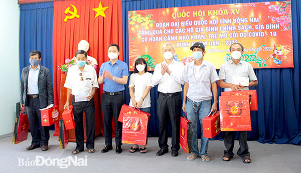 Chung tay mang Tết ấm áp đến người nghèo