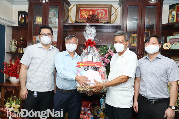 Chủ tịch UBND tỉnh Cao Tiến Dũng đến chúc tết, tặng quà cho đồng chí Võ Văn Một, nguyên Chủ tịch UBND tỉnh. Ảnh: Huy Anh