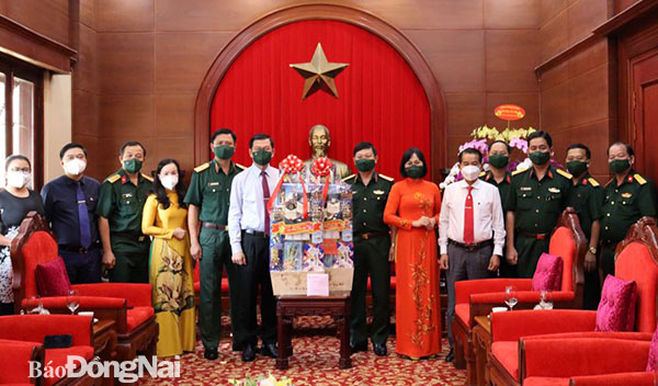 Đoàn chúc Tết tại Bộ Tư lệnh Quân khu 7