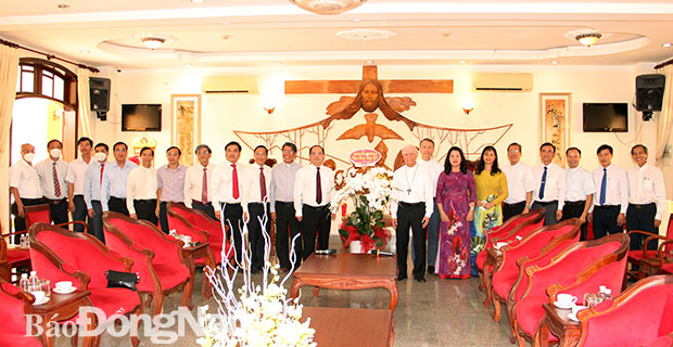 Phó bí thư Tỉnh ủy Quản Minh Cường dẫn đầu đoàn công tác của Tỉnh ủy - HĐND - UBND - Ủy ban MTTQ Việt Nam tỉnh thăm, chúc tết Tòa Giám mục Xuân Lộc. (ảnh: Sông Thao)