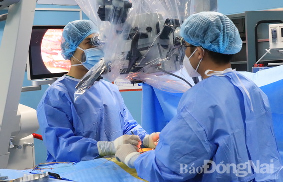 Các bác sĩ Bệnh viện Hoàn Mỹ ITO Đồng Nai sử dụng hệ thống kính vi phẫu hiện đại để thực hiện ca phẫu thuật khó