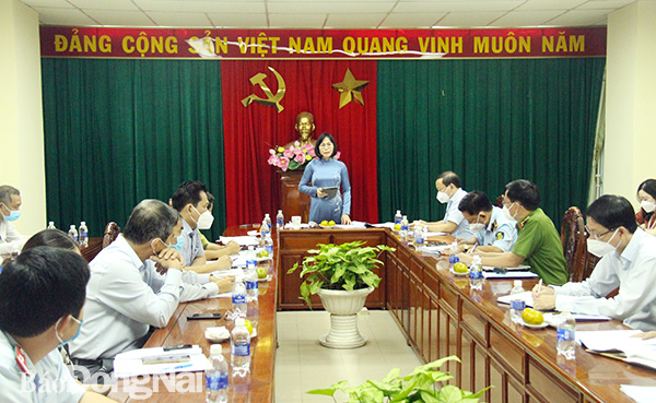 Ông Võ Thái, Phó cục trưởng Cục Quản lý thị trường Đồng Nai (cơ quan thường trực Ban chỉ đạo 389/ĐP tỉnh) trình bày báo cáo tổng kết công tác chống buôn lậu, gian lận thương mại và hàng giả trên địa bàn tỉnh năm 2021.