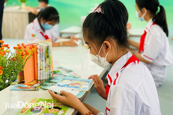 Các em học sinh phân hiệu Trường tiểu học Ba Tháng Hai (H.Xuân Lộc) đọc sách tại phòng Thư viện thân thiện vừa được khánh thành (Ảnh: Tỉnh đoàn cung cấp)