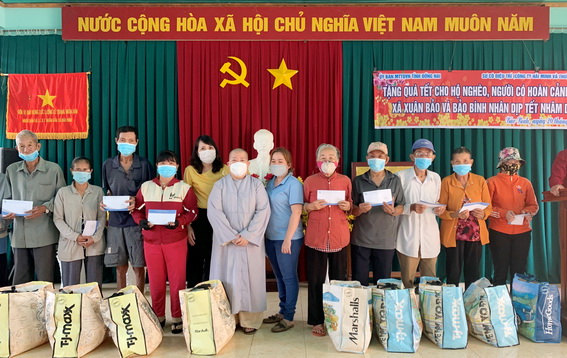 Người dân H.Cẩm Mỹ nhận quà tết do các đơn vị tài trợ thông qua Ủy ban MTTQ Việt Nam tỉnh trao tặng (ảnh: Trần Thanh) 