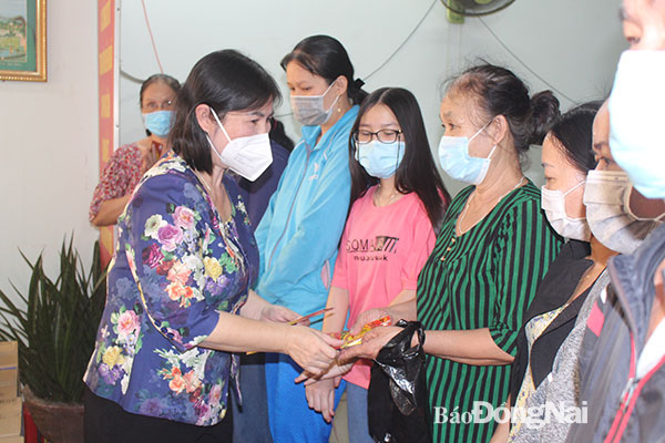 Phó Trưởng ban thường trực Ban dân vận Tỉnh ủy Phạm Thị Kim Chung tặng quà cho người nghèo. Ảnh: Lan Mai