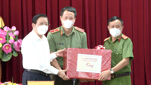Ủy viên Bộ Chính trị, Trưởng ban Nội chính Trung ương Phan Đình Trạc tặng quà cho Ban giám đốc Công an tỉnh vì đã thực hiện thành công chuyên án 920G. Ảnh: T.Danh