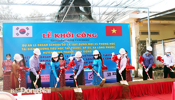 Các đại biểu thực hiện nghi thức khởi công công trình xây dựng 5 phòng học tại điểm Trường tiểu học Tập Phước (xã Long Phước, huyện Long Thành). Ảnh: H.Yến
