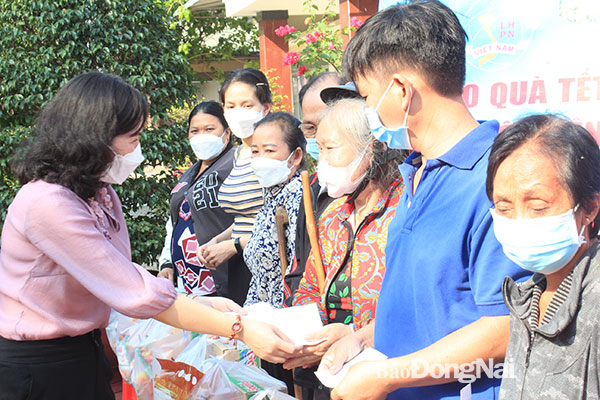 Bà Mai Thị Huệ, Chủ tịch Hội LHPN huyện Long Thành tặng quà cho hội viên phụ nữ có hoàn cảnh khó khăn