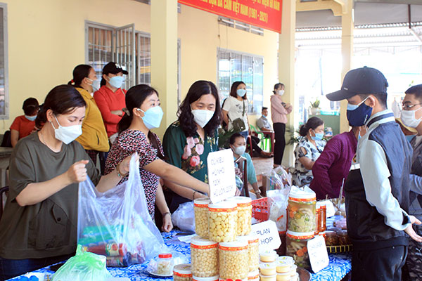 Cán bộ, hội viên phụ nữ H.Long Thành giới thiệu về các sản phẩm khởi nghiệp, phát triển kinh tế tại phiên chợ