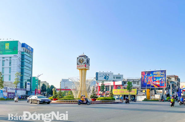 Vòng xoay Biên Hùng ngay trung tâm TP.Biên Hòa được trang hoàng đón Tết. Ảnh: Đ.Tùng