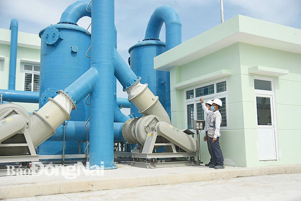 Khu tái định cư Lộc An - Bình Sơn nhanh chóng hoàn thiện và đưa vào sử dụng. Trong ảnh: Công nhân thực hiện lắp đặt các thiết bị của trạm xử lý nước thải tại khu tái định cư Lộc An - Bình Sơn. Ảnh: Phạm Tùng