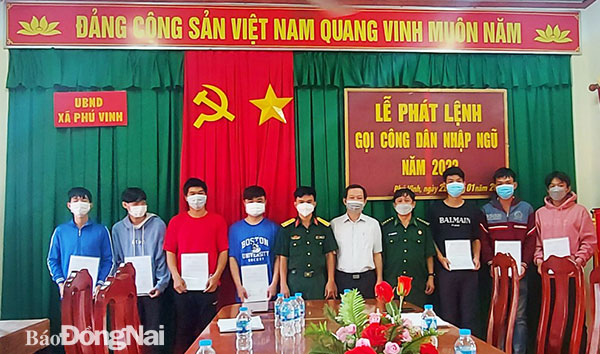 Hội đồng NVQS huyện và xã Phú Vinh (H.Định Quán) trao lệnh nhập ngũ cho thanh niên