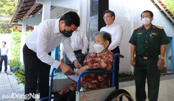 Bí thư Tỉnh ủy Đồng Nai Nguyễn Hồng Lĩnh tặng quà mẹ VNAH Nguyễn Thị Ra