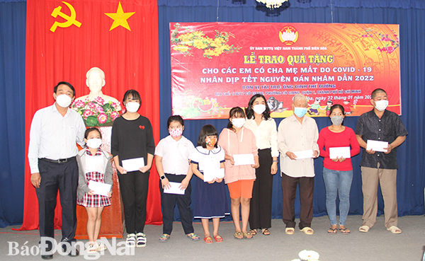 Ủy ban MTTQ Việt Nam TP.Biên Hòa cùng ông Đinh Thế Đường (ngụ TP.HCM) trao quà tết cho trẻ em mồ côi cha mẹ do dịch bệnh Covid-19