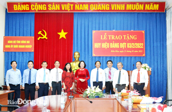 Thường trực Đảng ủy Khối doanh nghiệp tỉnh trao tặng huy hiệu Đảng cho các đảng viên dịp 3-2-2022. Ảnh: P.Hằng