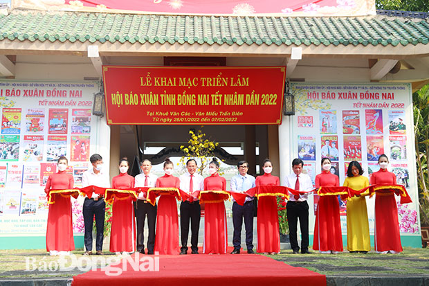 Các đại biểu cắt băng khai mạc Hội báo Xuân Tân Sửu 2021