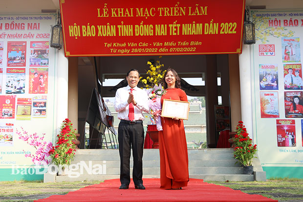 Trưởng ban Tuyên giáo Tỉnh ủy Phạm Xuân Hà trao giải Nhất bản tin các xã, phường, thị trấn cho thị trấn Dầu Giây, H.Thống Nhất. Ảnh: Huy Anh