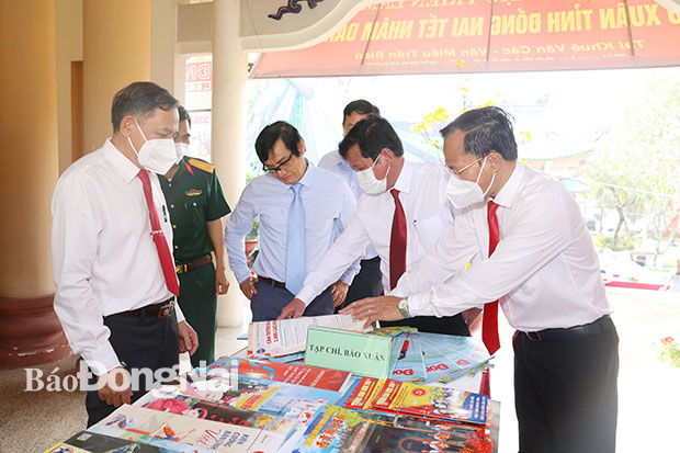 Tổng biên tập Báo Đồng Nai Nguyễn Tôn Hoàn giới thiệu các đại biểu ấn phẩm xuân của Báo Đồng Nai Hội báo Xuân tỉnh Đồng Nai Tết Nhâm Dần 2022 . Ảnh: Huy Anh