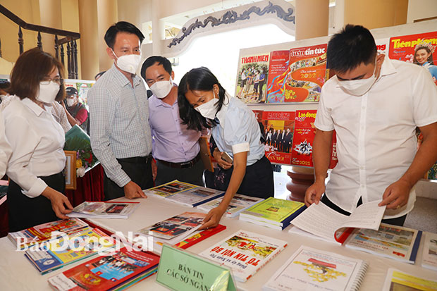 Các đại biểu xem triển lãm báo