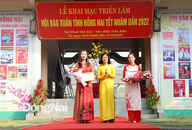 Phó giám đốc Sở TT-TT Giang Thu Nga trao giải cho các đơn vị đoạt giải nhì bản tin các xã, phường, thị trấn. Ảnh: Huy Anh