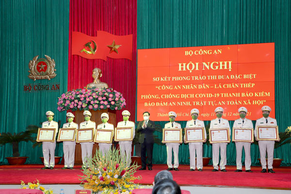 Ủy viên Bộ Chính trị, Chủ tịch Quốc hội Vương Đình Huệ trao Huân chương Chiến công hạng Nhất cho Công an tỉnh Đồng Nai