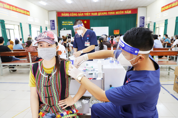 Năm 2021, Công an Đồng Nai không chỉ làm tốt công tác đảm bảo an ninh trật tự, triệt phá nhiều chuyên án lớn làm nức lòng nhân dân mà còn là lực lượng đi đầu trong cuộc chiến phòng, chống dịch Covid-19. (Trong ảnh: Công an Đồng Nai tiêm vaccine phòng Covid-19 cho các chức sắc tôn giáo và đồng bào dân tộc thiểu số)