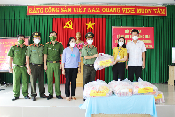 Với phương châm hỗ trợ người dân như hỗ trợ người thân của mình, Công an Đồng Nai đã trao hàng chục ngàn gói hỗ trợ an sinh trong đợt bùng phát dịch Covid-19 lần thứ 4