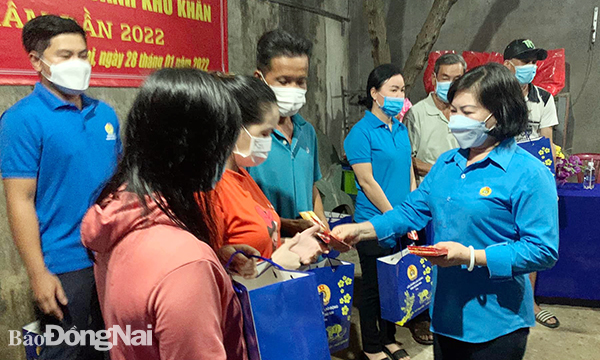 Liên đoàn Lao động TP.Biên Hòa tặng quà Tết cho công nhân có hoàn cảnh khó khăn