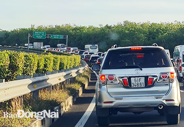Đường cao tốc TP.HCM - Long Thành - Dầu Giây kẹt xe kéo dài khu vực trước Trạm Dầu Giây