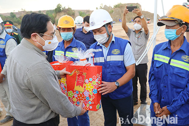 Thủ tướng Phạm Minh Chính chúc Tết, động viên kỹ sư, công nhân đã làm việc xuyên Tết không nghỉ để đẩy nhanh tiến độ thi công tuyến đường cao tốc Phan Thiết - Dầu Giây. Ảnh: Huy Anh