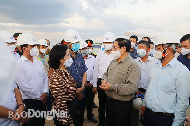 Thủ tướng Phạm Minh Chính trao đổi với lãnh đạo tỉnh và huyện Xuân Lộc. Ảnh: Huy Anh