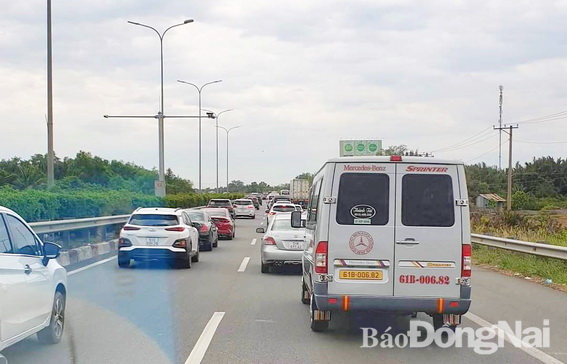 Đường sá đông đúc phương tiện ngày cuối nghỉ Tết Nguyên đán