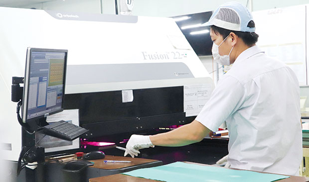 Công ty TNHH FICT Việt Nam (Khu công nghiệp Biên Hòa 2, TP.Biên Hòa) sản xuất linh kiện điện tử xuất khẩu. Ảnh: Hương Giang