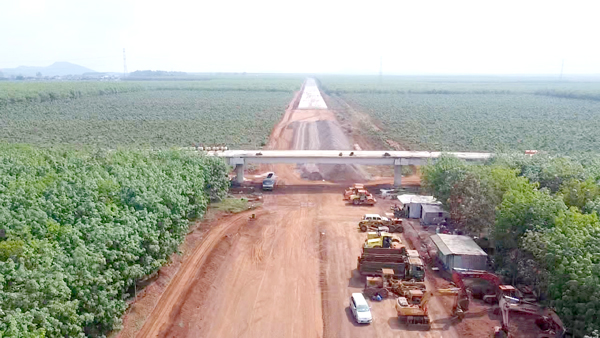 Sau Tết Nguyên đán năm 2022, không khí làm việc tại dự án thi công đường cao tốc Phan Thiết - Dầu Giây nhộn nhịp, khẩn trương với rất nhiều máy móc, thiết bị