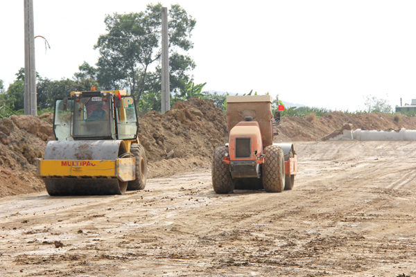 Nhà thầu huy động nhiều máy móc đang đẩy nhanh thi công đắp nền đường