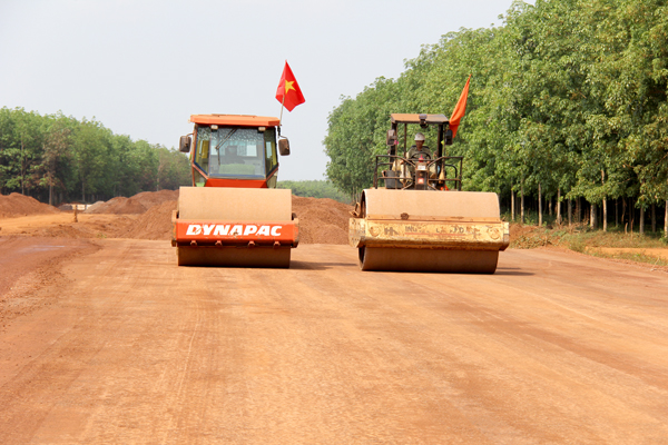 Tại mũi thi công nền đường đoạn qua xã Xuân Quế (H.Cẩm Mỹ) công nhân khẩn trương làm việc. Thời tiết nắng ráo, thuận lợi cho công đoạn thi công nền đường