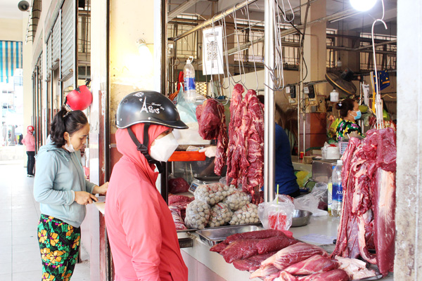 Người dân mua thực phẩm ở chợ Biên Hòa mùng 7 Tết