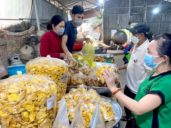 Điểm bán chuối sấy sên đường khu vực núi chứa Chan